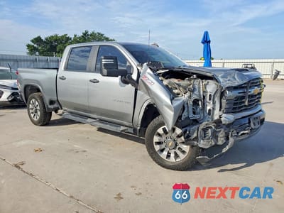Czwarte zdjęcie samochodu z boku: 2024 CHEVROLET SILVERADO K2500 CUSTOM VIN:2GC1YME75R1231388 - miniatura