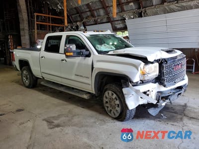 Czwarte zdjęcie samochodu z boku: 2018 GMC SIERRA K2500 DENALI VIN:1GT12UEY4JF275924 - miniatura