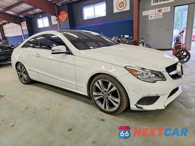 Czwarte zdjęcie samochodu z boku: 2016 MERCEDES-BENZ E 400 4MATIC VIN:WDDKJ6HB2GF331397 - miniatura