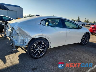 Trzecie zdjęcie samochodu z tyłu: 2023 TOYOTA PRIUS XLE VIN:JTDADABU7P3005039 - miniatura