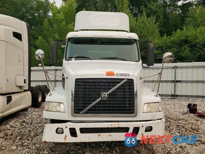 Piąte zdjęcie samochodu w środku: 2013 VOLVO VNM SEMI TRUCK VIN:4V4M19EG5DN565821 - miniatura