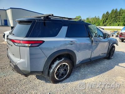 Trzecie zdjęcie samochodu z tyłu: 2025 NISSAN PATHFINDER ROCK CREEK VIN:5N1DR3BD6SC302401 - miniatura