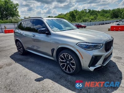 Czwarte zdjęcie samochodu z boku: 2021 BMW X5 M VIN:5YMJU0C02M9D94553 - miniatura