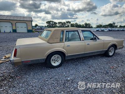 Trzecie zdjęcie samochodu z tyłu: 1989 LINCOLN TOWN CAR SIGNATURE VIN:1LNBM82F8KY699780 - miniatura