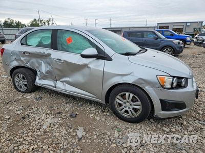 Czwarte zdjęcie samochodu z boku: 2015 CHEVROLET SONIC LT VIN:1G1JC5SB7F4171457 - miniatura