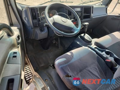 Zdjęcie 8 z 13 samochodu: 2013 ISUZU NPR HD - BOX TRUCK VIN:JALC4W160D7002849 - miniatura