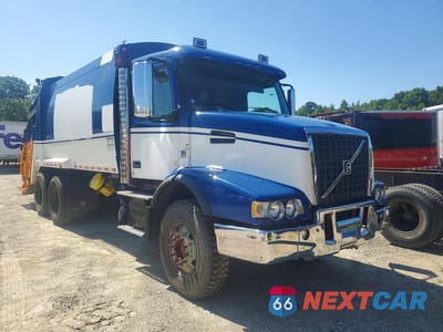 Czwarte zdjęcie samochodu z boku: 2008 VOLVO VHD REFUSE TRUCK VIN:4V5KC9EH48N490718 - miniatura