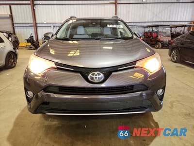 Piąte zdjęcie samochodu w środku: 2017 TOYOTA RAV4 XLE VIN:JTMWFREV1HJ140162 - miniatura