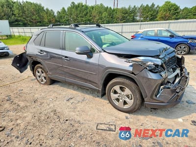 Czwarte zdjęcie samochodu z boku: 2023 TOYOTA RAV4 HYBRID XLE VIN:JTMRWRFV5PD188093 - miniatura