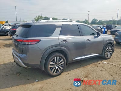 Trzecie zdjęcie samochodu z tyłu: 2022 NISSAN PATHFINDER PLATINUM VIN:5N1DR3DKXNC209381 - miniatura