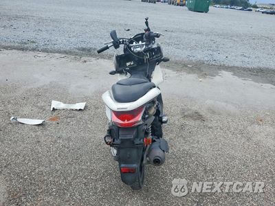 Czwarte zdjęcie samochodu z boku: 2011 HONDA PCX VIN:MLHJF2806B5002177 - miniatura