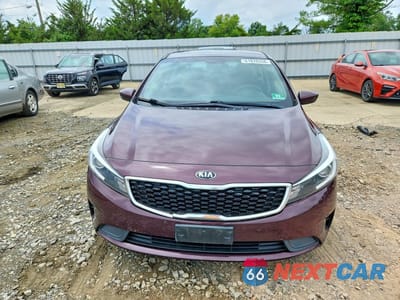 Piąte zdjęcie samochodu w środku: 2018 KIA FORTE LX VIN:3KPFK4A70JE282611 - miniatura