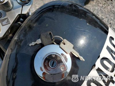 Zdjęcie 8 z 9 samochodu: 2007 HONDA VT600 CD VIN:JH2PC21437M821137 - miniatura