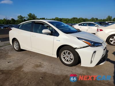 Czwarte zdjęcie samochodu z boku: 2020 TOYOTA PRIUS XLE AWD-E VIN:JTDL9RFU1L3015076 - miniatura