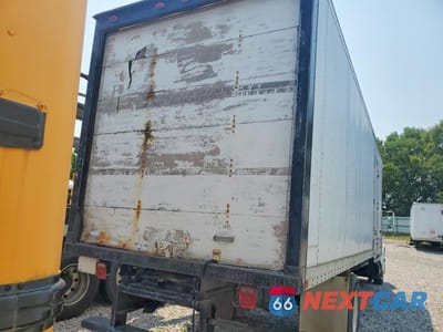Trzecie zdjęcie samochodu z tyłu: 1999 INTERNATIONAL 4700 BOX TRUCK VIN:1HTSCAAM9XH648166 - miniatura