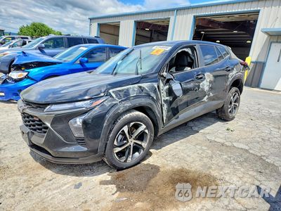2025 CHEVROLET TRAX 1RS KL77LGEP7SC106464 - główne zdjęcie licytacji z USA - miniatura