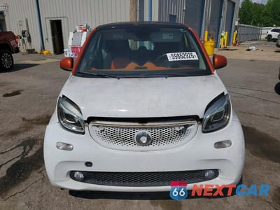 Piąte zdjęcie samochodu w środku: 2016 SMART FORTWO VIN:WMEFJ5DA3GK068848 - miniatura