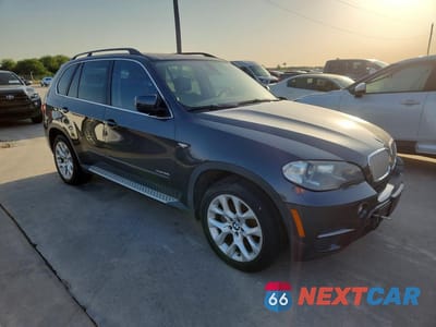 Czwarte zdjęcie samochodu z boku: 2013 BMW X5 XDRIVE35I VIN:5UXZV4C57D0E10373 - miniatura