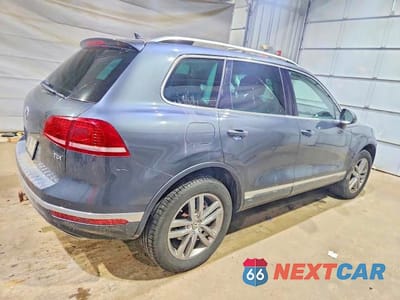 Trzecie zdjęcie samochodu z tyłu: 2016 VOLKSWAGEN TOUAREG TDI VIN:WVGEP9BP0GD001972 - miniatura