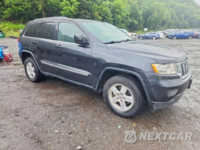 Czwarte zdjęcie samochodu z boku: 2012 JEEP GRAND CHEROKEE LAREDO VIN:1C4RJFAG1CC154657 - miniatura