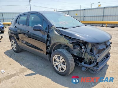 Czwarte zdjęcie samochodu z boku: 2019 CHEVROLET TRAX LS VIN:3GNCJKSB4KL176714 - miniatura