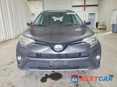 Piąte zdjęcie samochodu w środku: 2017 TOYOTA RAV4 XLE VIN:JTMRFREV5HJ170858 - miniatura