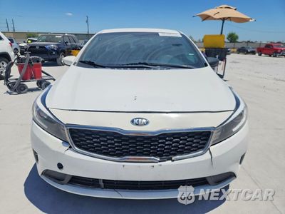 Piąte zdjęcie samochodu w środku: 2017 KIA FORTE LX VIN:3KPFK4A7XHE070504 - miniatura