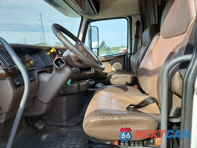 Zdjęcie 7 z 13 samochodu: 2015 VOLVO VNL SEMI TRUCK VIN:4V4NC9EH3FN916963 - miniatura