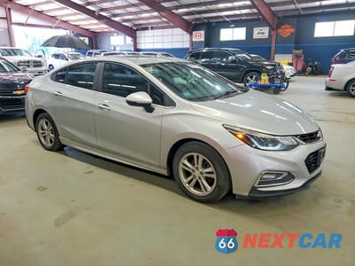 Czwarte zdjęcie samochodu z boku: 2017 CHEVROLET CRUZE LT VIN:1G1BE5SM0H7191678 - miniatura