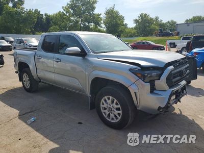 Czwarte zdjęcie samochodu z boku: 2026 TOYOTA TACOMA SR5 VIN:3TMLB5JN9TM243306 - miniatura