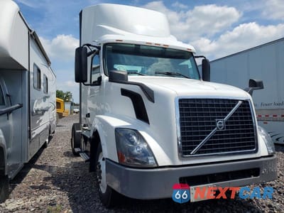 2017 VOLVO VNL SEMI TRUCK 4V4N39TG2HN988220 - główne zdjęcie licytacji z USA - miniatura
