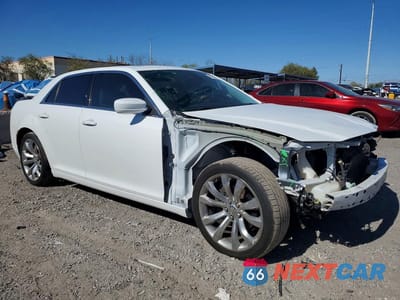 Czwarte zdjęcie samochodu z boku: 2019 CHRYSLER 300 TOURING VIN:2C3CCAAG1KH590427 - miniatura