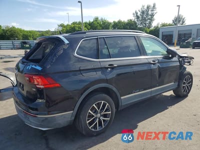 Trzecie zdjęcie samochodu z tyłu: 2018 VOLKSWAGEN TIGUAN SE VIN:3VV3B7AX9JM207241 - miniatura