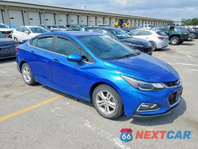 Czwarte zdjęcie samochodu z boku: 2018 CHEVROLET CRUZE LT VIN:1G1BE5SM9J7200433 - miniatura
