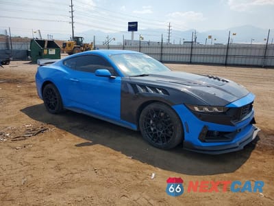 Czwarte zdjęcie samochodu z boku: 2024 FORD MUSTANG GT VIN:1FA6P8CF2R5404296 - miniatura