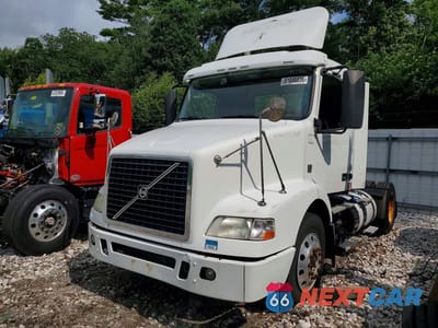2014 VOLVO VNM SEMI TRUCK 4V4M19EG9EN170154 - główne zdjęcie licytacji z USA - miniatura