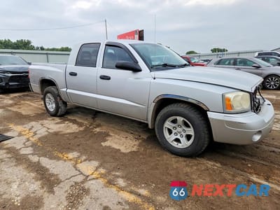 Czwarte zdjęcie samochodu z boku: 2006 DODGE DAKOTA QUAD SLT VIN:1D7HE48K26S701983 - miniatura