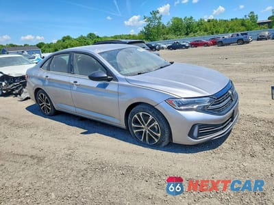 Czwarte zdjęcie samochodu z boku: 2023 VOLKSWAGEN JETTA SPORT VIN:3VWBM7BU0PM045899 - miniatura