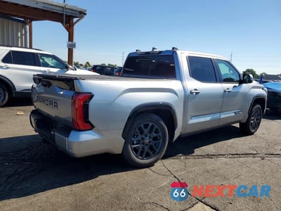 Trzecie zdjęcie samochodu z tyłu: 2026 TOYOTA TUNDRA PLATINUM HV VIN:5TFNC5DB4TX132891 - miniatura