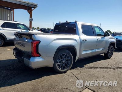 Trzecie zdjęcie samochodu z tyłu: 2026 TOYOTA TUNDRA PLATINUM HV VIN:5TFNC5DB4TX132891 - miniatura