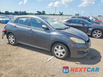 Czwarte zdjęcie samochodu z boku: 2009 TOYOTA MATRIX BASE VIN:2T1KU40E39C057750 - miniatura