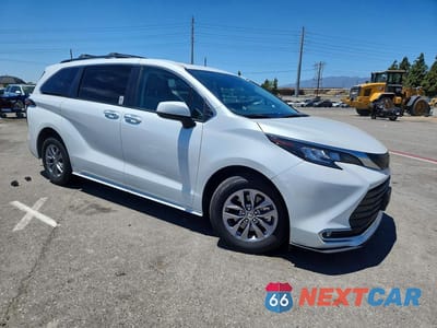Czwarte zdjęcie samochodu z boku: 2022 TOYOTA SIENNA XLE VIN:5TDJRKEC5NS095619 - miniatura