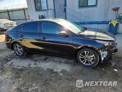 Czwarte zdjęcie samochodu z boku: 2023 KIA FORTE LXS VIN:3KPF24AD7PE622352 - miniatura