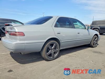 Trzecie zdjęcie samochodu z tyłu: 1999 TOYOTA CAMRY LE VIN:4T1BG22K8XU519925 - miniatura