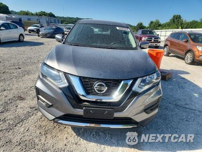 Piąte zdjęcie samochodu w środku: 2018 NISSAN ROGUE S VIN:KNMAT2MV5JP521494 - miniatura