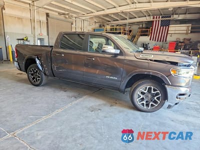Czwarte zdjęcie samochodu z boku: 2026 RAM 1500 LARAMIE VIN:3C6SRFJP8T4169947 - miniatura