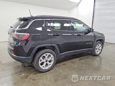 Trzecie zdjęcie samochodu z tyłu: 2025 JEEP COMPASS LATITUDE VIN:3C4NJDBN4ST575839 - miniatura