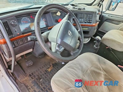 Zdjęcie 8 z 12 samochodu: 2012 VOLVO VNL SEMI TRUCK VIN:4V4NC9EH0CN538452 - miniatura