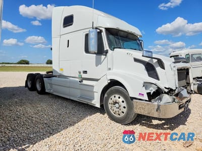 Czwarte zdjęcie samochodu z boku: 2012 VOLVO VNL SEMI TRUCK VIN:4V4NC9EH3CN542818 - miniatura