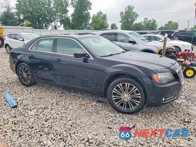 Czwarte zdjęcie samochodu z boku: 2013 CHRYSLER 300 S VIN:2C3CCAGG2DH505458 - miniatura